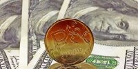 Рубль вновь ослаб по отношению к доллару и евро